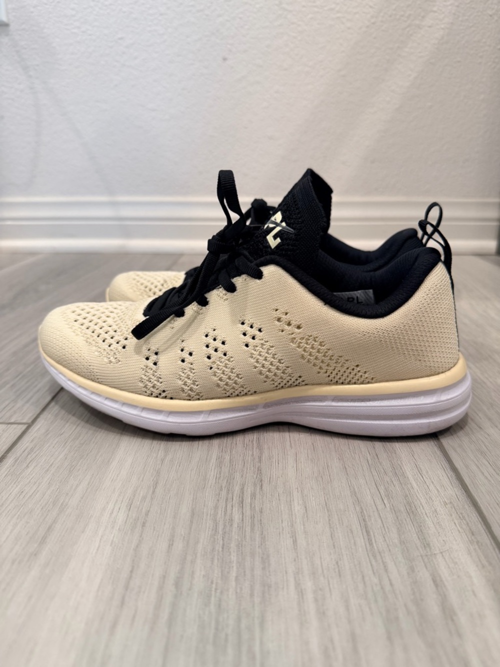 APL TechLoom Pro W Sneakers in Vanilla/Black/White